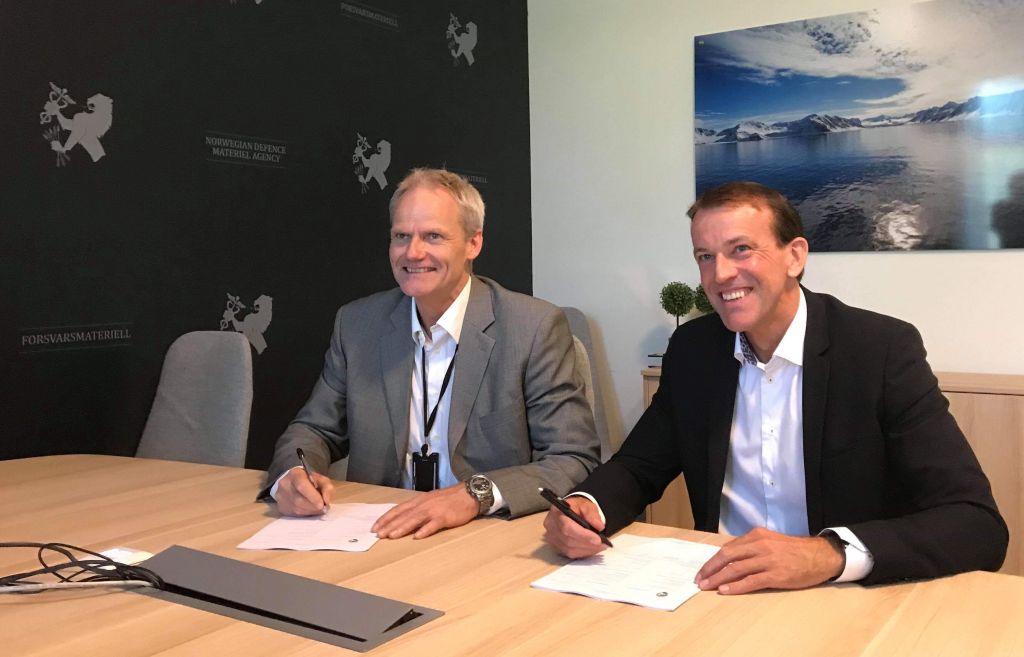 Her signerer sjef for Forsvarsmateriell IKT-kapasiteter Eiliv Ofigsbø og administrerende direktør i Kongsberg Defence & Aerospace Eirik Lie avtalen.