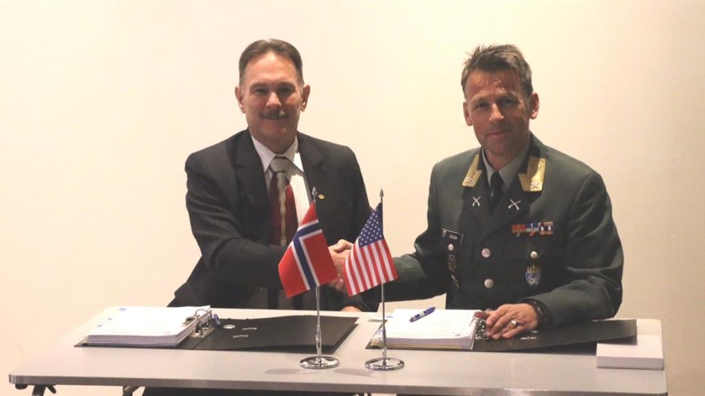 Sjef for Forsvarsmateriell landkapasiteter, brigader Morten Eggen og Curtis Debord, Managing Director for US Ordnance signerte rammeavtale på ny 12,7mm mitraljøse.