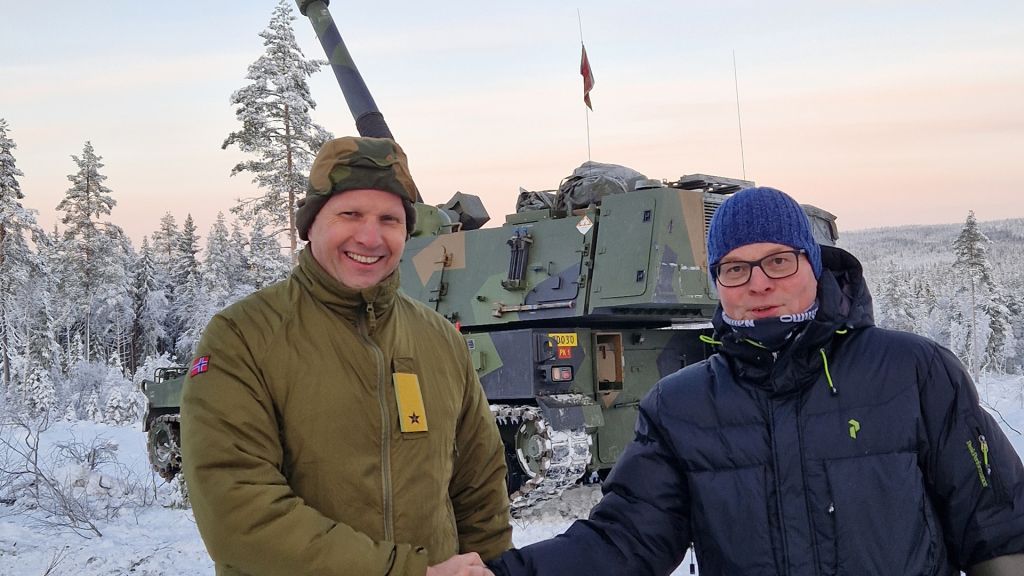 Tomas Beck, sjef Forsvarsmateriell Landkapasiteter (t.v.) og Vegard Sande, administrerende direktør i Nammo.
