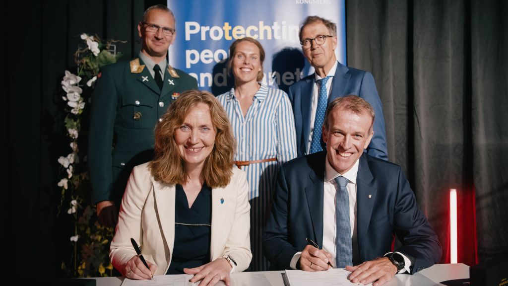 Foran: Direktør Forsvarsmateriell Gro Jære og administrerende direktør i KDA Eirik Lie.
Bak: Investeringsdirektør i Forsvarsmateriell generalmajor Øyvind Kvalvik, statssekretær i Forsvarsdepartementet Anne Marie Aanerud og styreleder i Kongsberg Gruppen ASA Eivind Reiten.