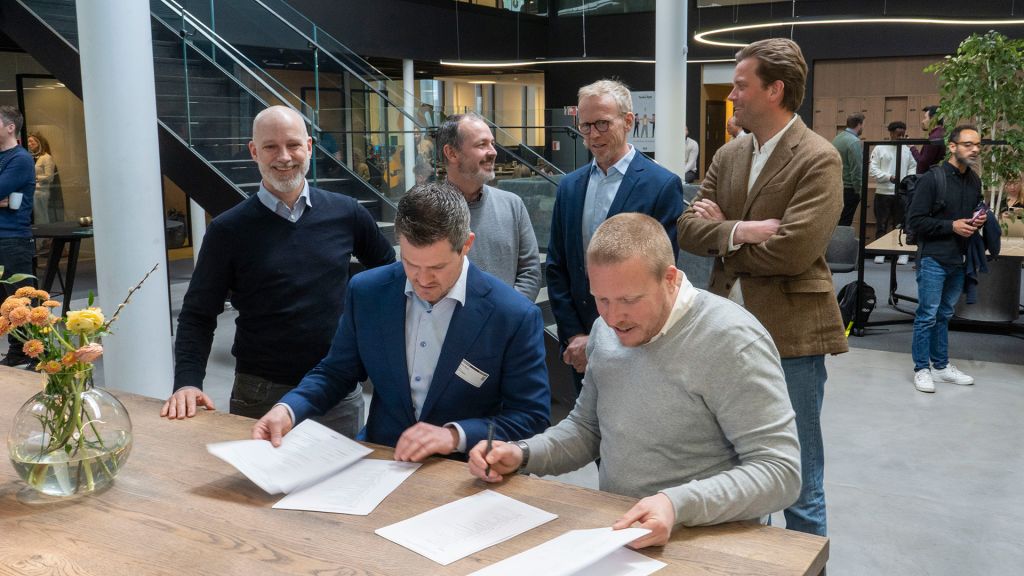 Foran fra venstre sittende: Håkon Eyde Kjuus, senioringeniør i Forsvarsmateriell og Eivind Helgaker, administrerende direktør i Ice. Bak fra venstre: Hans Heggenhaugen, direktør for Ice Bedrift, Stian Krydesby, sjef for produkt og tjenester i Ice Bedrift, Roger Aarmo, sjefingeniør i Forsvarsmateriell og Casper Rønning Molthe, kontraktsansvarlig i Forsvarsmateriell.
