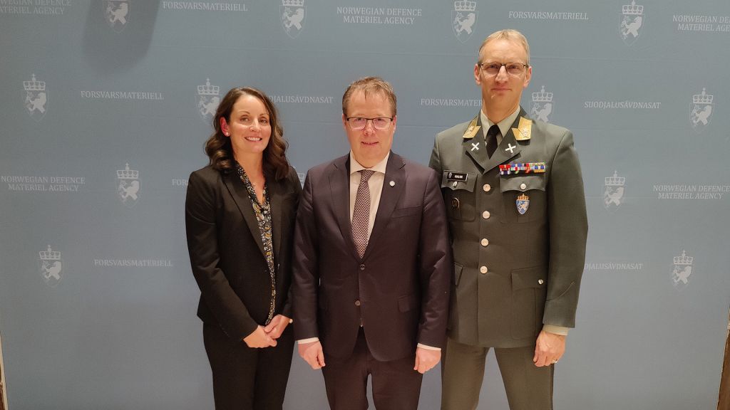 Chandra Marshall, Vice President for Radar & Sensor Systems hos Lockheed Martin, forsvarsminister Bjørn Arild Gram (Sp) og investeringsdirektør i Forsvarsmateriell Øyvind Johan Kvalvik.
(se og last ned flere bilder lengre ned)