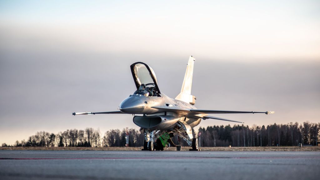 Et av de norske jagerflyene ble levert til Romania 28. november 2023. Foto: Martin Mellquist / Forsvaret