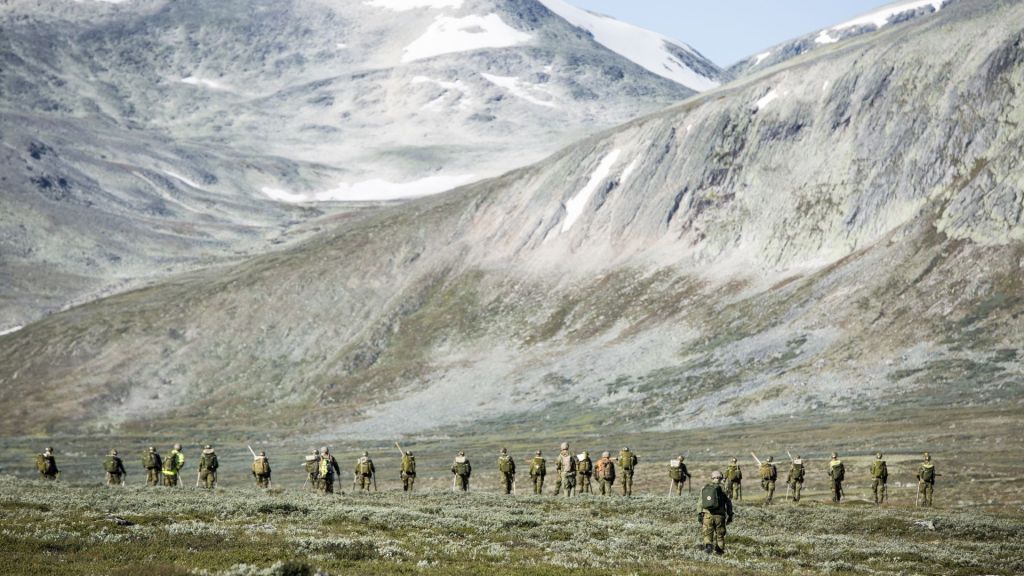 Bildet viser eksplosivrydding på Hjerkinn skytefelt. Foto: Kasper Veimo Hansen / Forsvaret