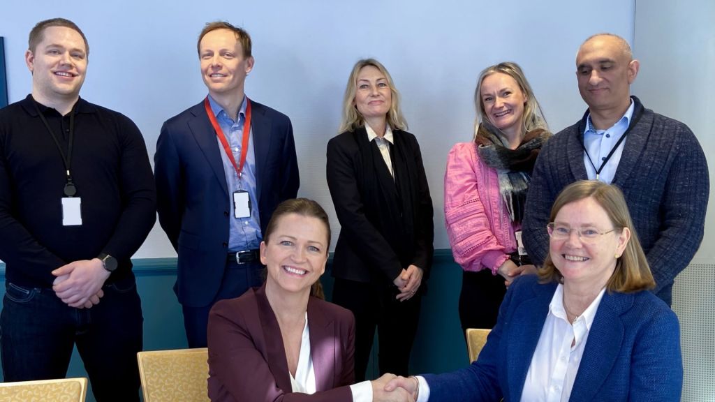 Foran fra venstre: Ragnhild Hauge (Capgemini) og Cathrine Devold (Forsvarsmateriell).
Bak fra venstre: Kjølv Eikeland Fossum (kontraktsavd. IKT-kapasiteter/Forsvarsmateriell), Øystein Refsnes (VP/Head of Public Capgemini), Jannicke Westgaard (Senior Advisor Capgemini), Caroline Paludan Johansen (leveransekoordinator Mime/Forsvarsmateriell) og Sukhdev Singh (leveransekoordinator Mime/Forsvarsmateriell).