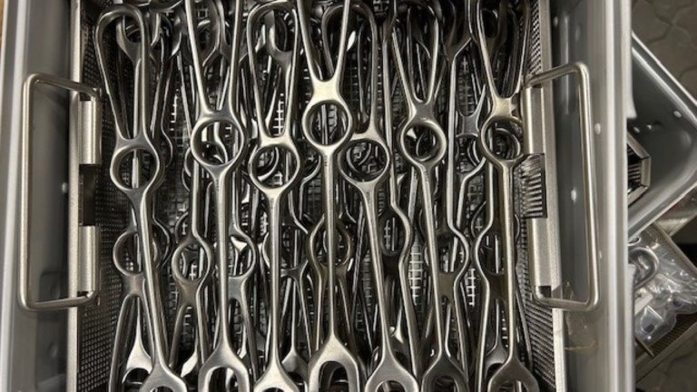 Mange sårhaker i metall i en oppbevaringskasse i metall