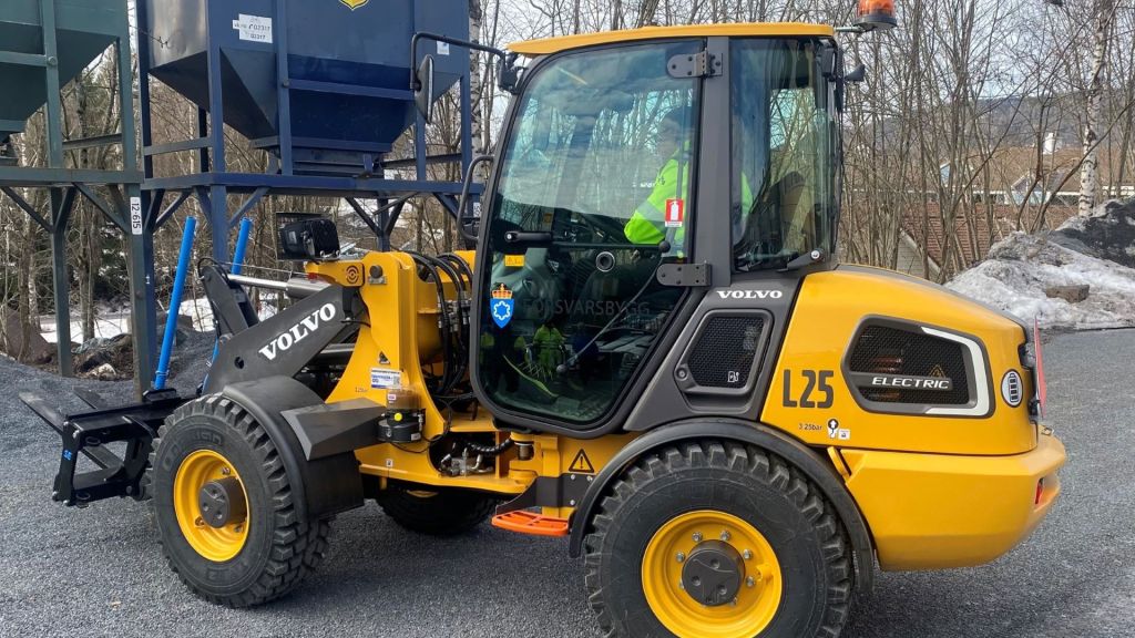 Denne elektriske hjullasteren som forsvarssektoren nå kan få, har samme ytelse som en tilsvarende dieseldrevet maskin, men med null utslipp. Foto: Forsvarsmateriell