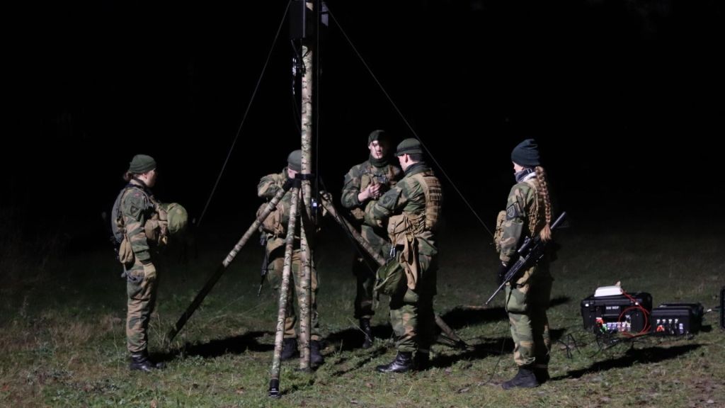 Soldatene fikk øve på å sette sammen og jobbe med utstyret både dag og natt. Foto: A. Mykkeltveit, FFI/Team 5G