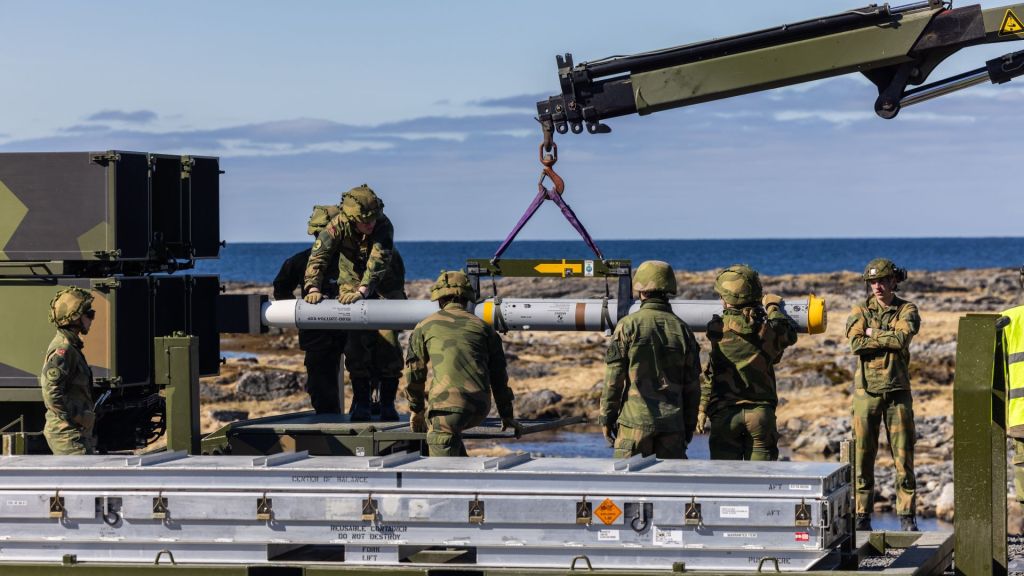 Soldater fra Luftvernbataljonen på Evenes lader en NASAMS-launcher med et AIM-120C-7 AMRAAM-missil under Øvelse Sølvpil på Nordmela i juni 2024. Foto: Ella Hagen / Forsvaret