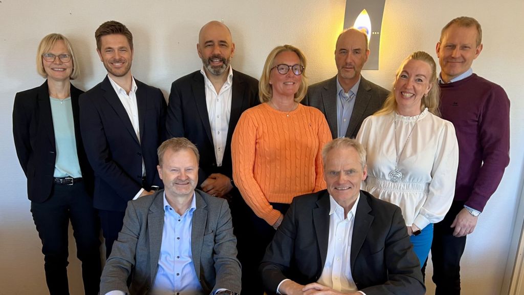 En fornøyd gjeng som har bidratt til at kontrakten kunne signeres i slutten av april 2024.
Foran fra venstre: Harald Kleven (KDA VP BU Advanced Solutions) og Eiliv Ofigsbø (direktør FMA IKT-kapasiteter som signerte på vegne av Cathrine Devold, direktør PRO Mime/MAST)
Bak fra venstre: Ingeborg Blekastad (KDA), Martin Steen Kiste (KDA), Shiv Grepp (FMA), Vibeke Thoen Picton (FMA), Kjell Martinsen (FMA), Ann Merete Ranum (FMA) og Odd Arvid Tveit (FMA). Foto: Forsvarsmateriell