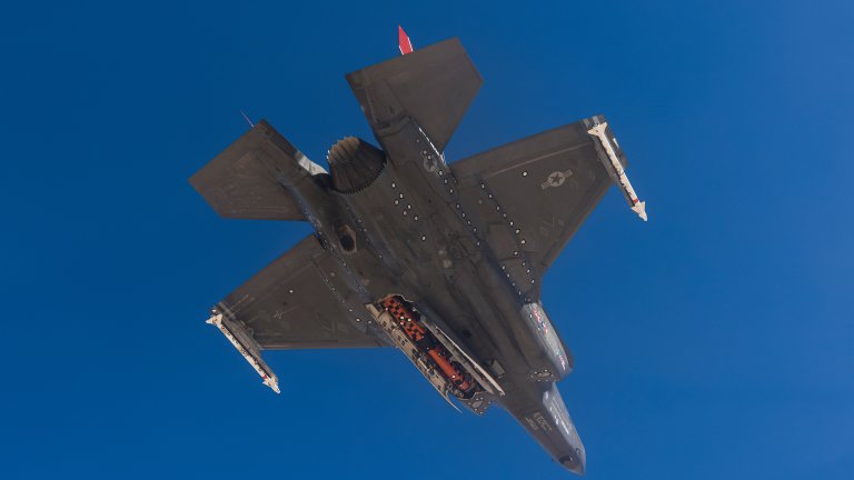 Et F-35A med et instrumentert JSM-missil i buken.