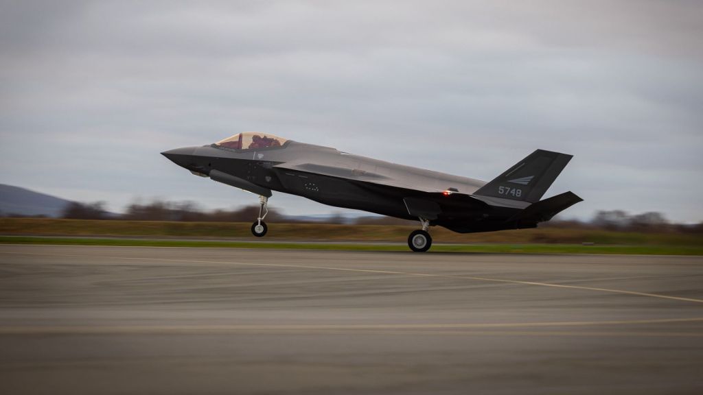 To nye F-35A landet på Ørland flystasjon i 15.30-tida fredag 8. november.   Foto: Ole Andreas Vekve / Forsvaret