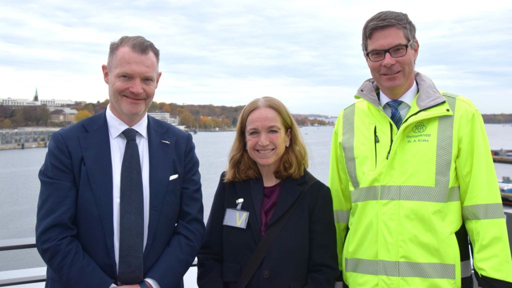 Ambassadør, Laila Stenseng, fikk omvisning på verftet TKMS i Kiel, hvor Norges nye ubåter bygges. (f.v.) Prosjektleder nye ubåter 212CD i Forsvarsmateriell, Aage Oscar Langeland, ambassadør Laila Stenseng og Dr. Krake, Head of Program Management 212CD i TKMS.  Foto: TKMS