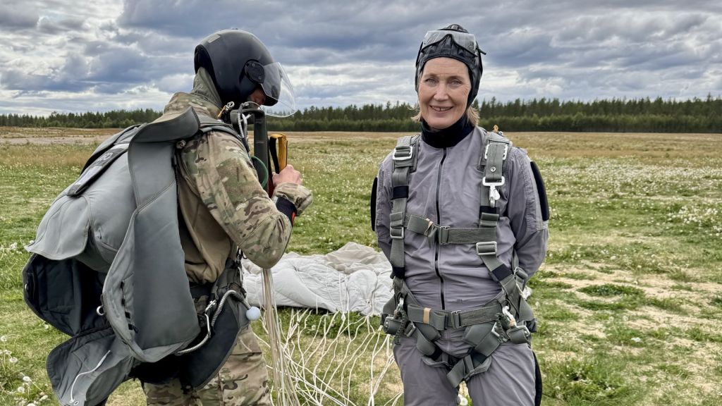 Gro Jære var også med på et fallskjermhopp fra et Bell 412. Foto: Forsvarsmateriell