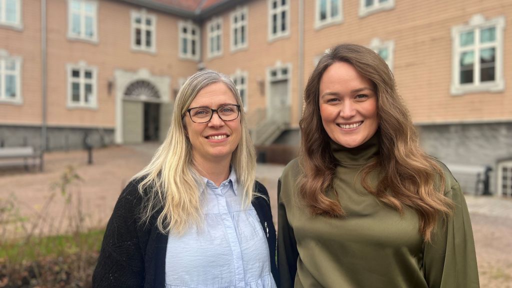 Kristine Strat-Børmo (til venstre) og Lilliane Høyer Wien i bærekraftseksjonen vår er nylig sertifiserte som revisorer.  Foto: Forsvarsmateriell