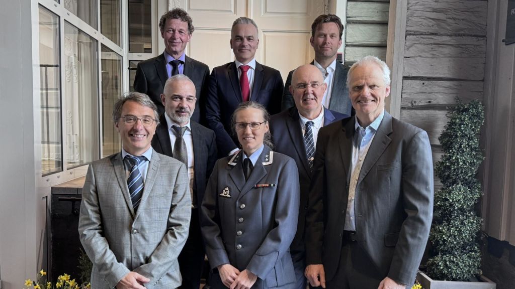 Foran fra venstre:  Thierry Locquette (Keysight), oberstløytnant Hanna Marie Bjerke (FD og styremedlem FORACS), Eiliv Ofigsbø (direktør FMA IKT-kapasiteter). Andre rekke: Carlo Santangelo (Keysight), Lars Hovland (prosjektleder FMA IKT-kapasiteter). Bakerst fra venstre: Bert Esser (Keysight), Kornelis Gabela (Keysight), Casper Molthe ( FMA kontraktsavdellingen). Foto: Forsvarsmateriell