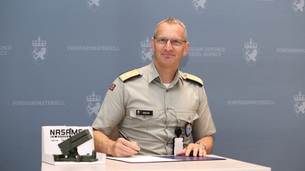 Generalmajor Øyvind Johan Kvalvik, assisterende direktør i Forsvarsmateriell, signerte onsdag 2. juli avtalen som sørger for at Danmark får leie NASAMS fra Norge. Foto: Forsvarsmateriell