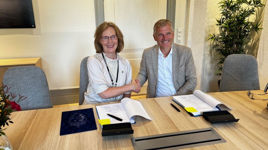Avtalen ble signert av Gro Jære, direktør Forsvarsmateriell og Torbjørn Eik-Nes, adm. direktør Accenture. Foto: Forsvarsmateriell