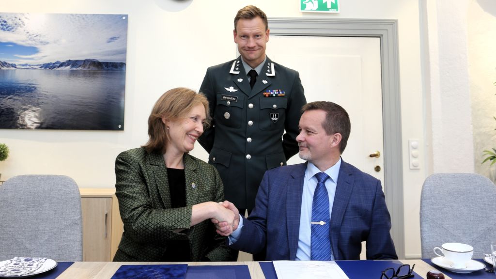 Direktør Gro Jære i Forsvarsmateriell, Raymond Søderholm, CEO i Radionor Communications AS og oberst Lars Birkheim, fagsjef Samband og IKT i Hæren. Foto: Forsvarsmateriell
