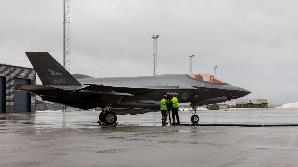 Norges kampfly F-35 fylles med Sustainable Aviation Fuel (SAF) eller biologisk drivstoff. Hele 40 prosent av tankene på de utpekte testflyene, er drivstoff som er laget av biologisk materiale. Foto: Ole Andreas Vekve/ Forsvaret