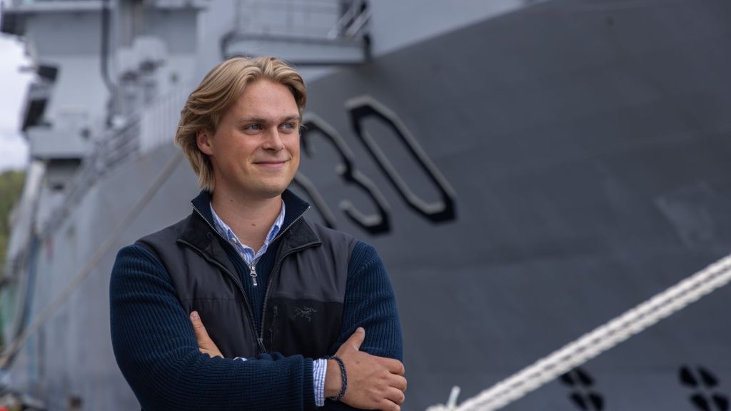 Erik foran KNM Maud, Marinens logistikkfartøy. Foto: Kasper Winsnes, Sjøforsvaret