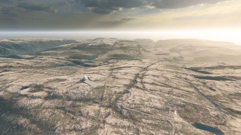 Radaranlegg plassert i et fjellandskap, med kuppelformet radarbygning og vei som snor seg opp til anlegget.