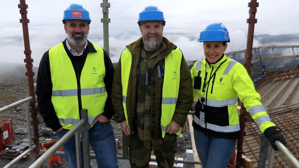 Embret Øverby (f.v) i Forsvarsmateriell, Morten Kongsgaard i Luftforsvaret og Ylva Sneve i Forsvarsbygg på det nye radaranlegget på Hestgrovheia i Trøndelag. Foto: Forsvarsmateriell