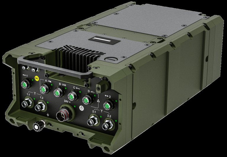 Militær kommunikasjonsenhet i robust, grønn kapsling med flere porter og koblinger for strøm, data og signaltilkoblinger på frontpanelet