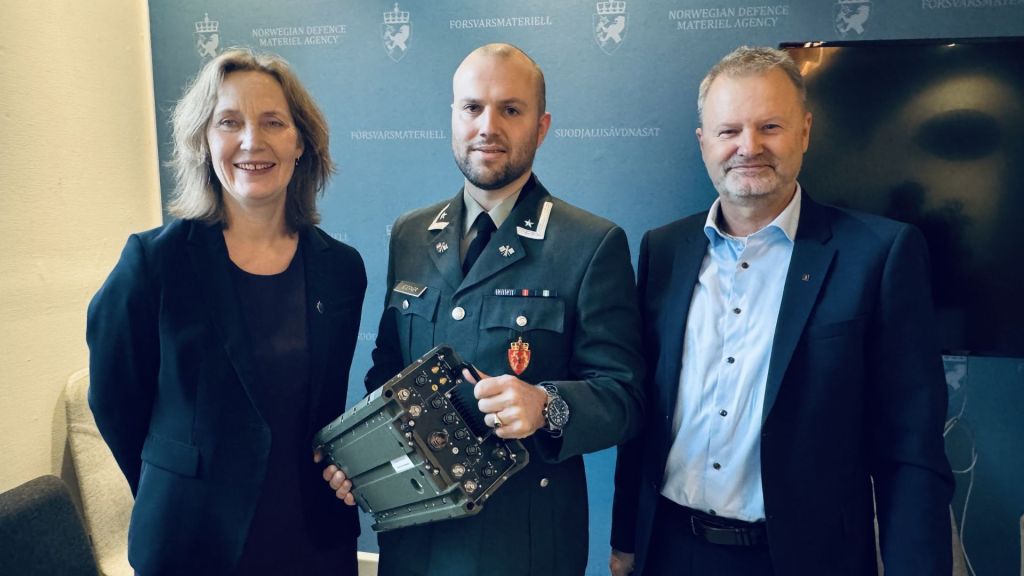 Fra venstre: Gro Jære, direktør i Forsvarsmateriell,  Sebastian Sterner, brukeransvarlig Hæren og Harald Kleven, vice president Kongsberg Defence Communication. Foto: Forsvarsmateriell