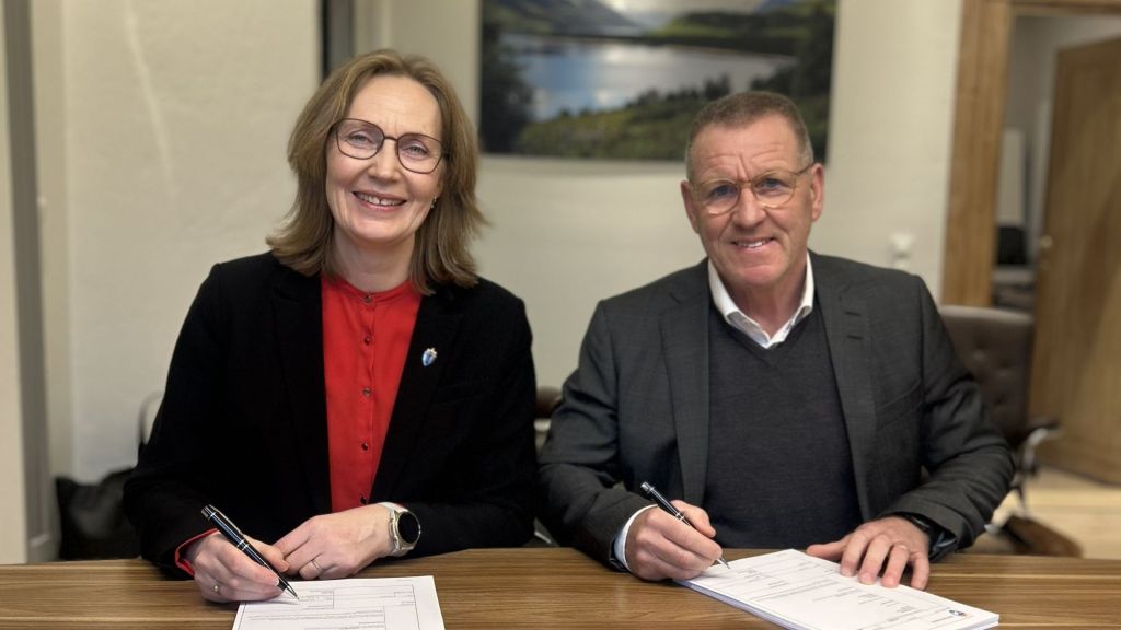 Gro Jære, direktør Forsvarsmateriell og Per Gundersen, administrerende direktør Maske AS signerte i dag ny rammeavtale.  Foto: Forsvarsmateriell