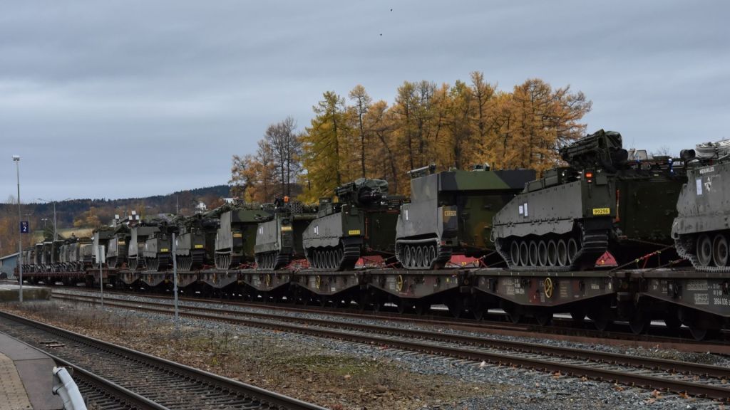 Her transporteres tungt forsvarsmateriell på de gamle jernbanevognene. Foto: Njål Svingheim / Jernbanedirektoratet