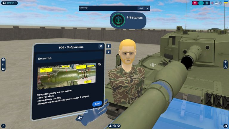 Digital treningssimulator viser soldatrolle ved en stridsvognkanon med instruksjoner på skjerm