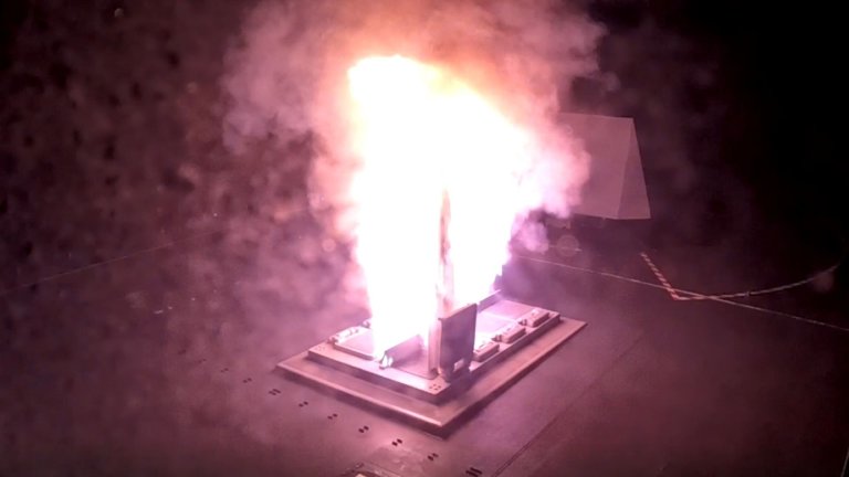 Nærbilde av utskyting med flammer