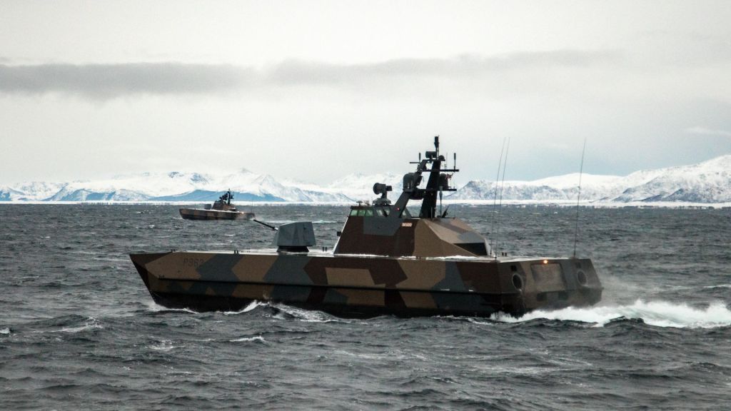 KNM Skudd og ett søsterfartøy i Andfjorden under øvelse Flotex 2016. Foto: Forsvaret