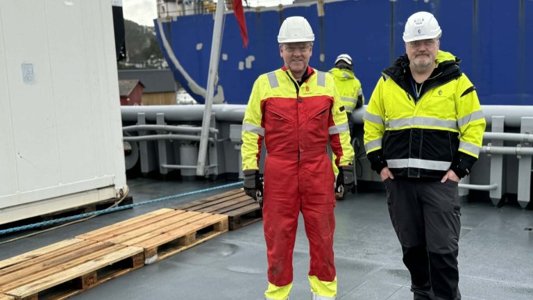 To menn ikledd arbeidstøy og hjelm