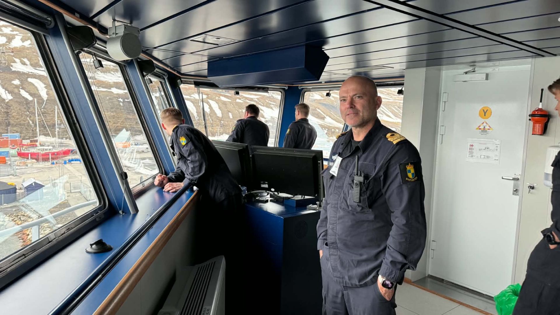 Mannskap på broen på fartøy