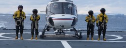 Når helikopteret skal ta av eller lande på KV Svalbard, er det mange som må spille på lag. Flydekksmannskap og flydekksassistenter viser signal om at alt er klart til å ta av for teamet som skal ut å merke isbjørn.  