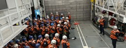 Alle besetningsmedlemmer er om bord, og det er rullemønstring i hangaren.   