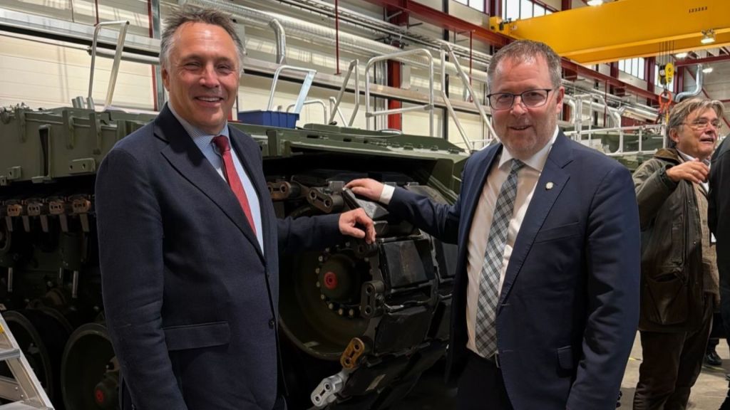 Forsvarsminister Tore O. Sandvik og tidligere forsvarsminister Bjørn Arild Gram var begge til stede under markeringen. Foto: Forsvarsdepartementet