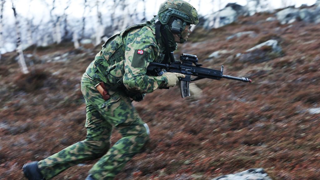 Soldat fra Jegerbataljonen GSV (Garnisonen i Sør-Varanger)
med den nye Nordic Combat Uniform på seg. Foto: Torbjørn Kjosvold / Forsvaret