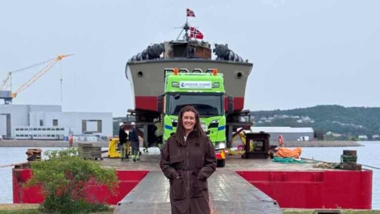 Prosjektleder Ragnhild Catharina Schultzen i FMA Avhending foran KNM Skrei som har ankommet Horten.