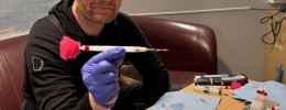 Veterinær Rolf Arne Ølberg klargjør sprøyter som brukes til å bedøve isbjørnen mens prøver tas og ny isbjørn merkes.  