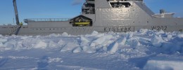KV Svalbard har ankret opp i isen.