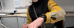 Isbjørnforsker Jon Aars merker blodprøver fra isbjørn etter dagens tur ut på isen.  