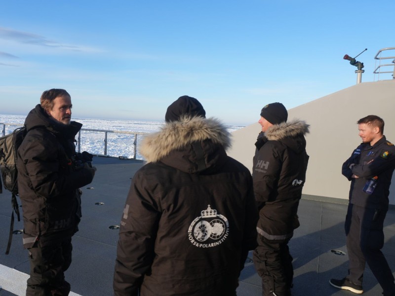 Isbjørnforskerne fra Norsk Polarinstitutt (f.v.) Jon Aars, Magnus Andersen og veterinær Rolf Arne Ølberg har vært med KV Svalbard på isbjørntokt årlig i 10-12 år. Helt til høyre står SAC. 