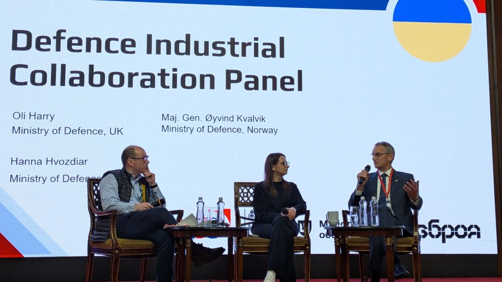 Kvalvik deltok i panelsamtale med representanter fra Ukraina og Storbritannia om internasjonalt industrisamarbeid. Foto: Lars Gjemble / Forsvarsdepartementet