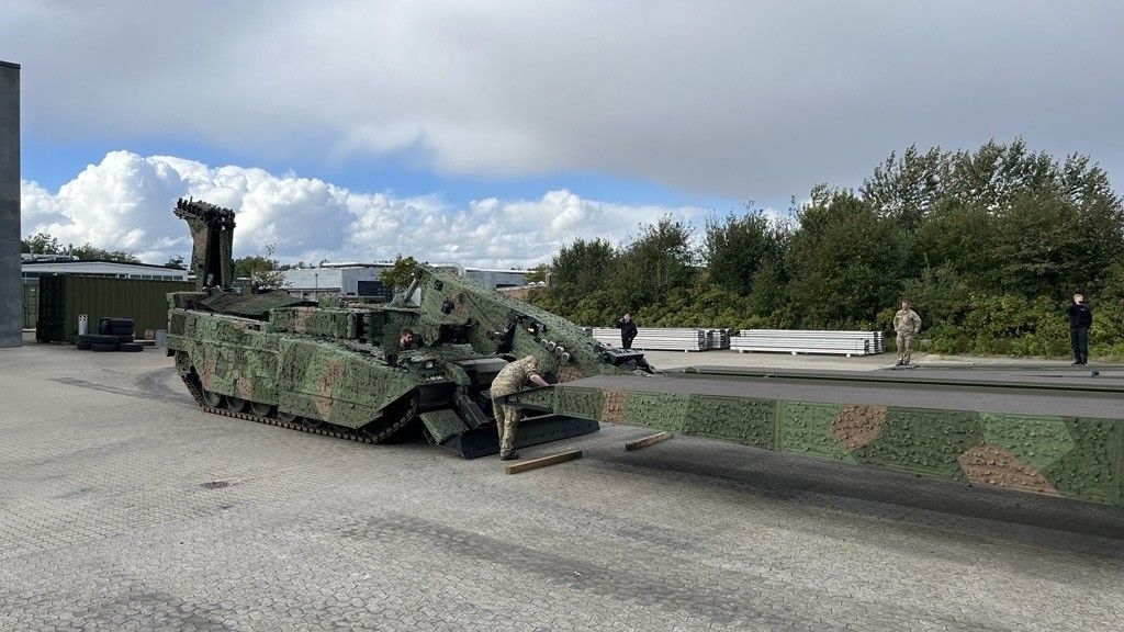 Dansk pansret brolegger med MCS fra Saab påmontert. Foto: FMI