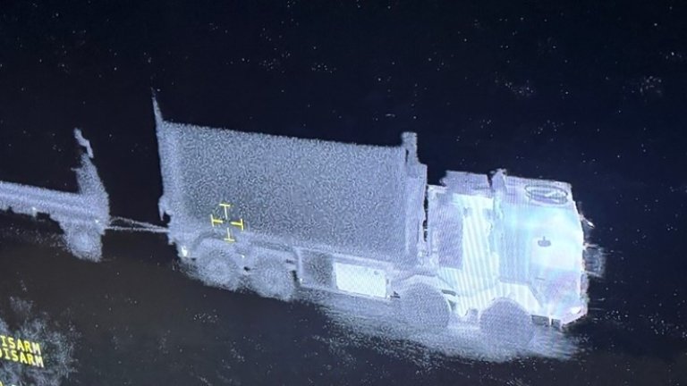 Termisk bilde av lastebil med tilhenger, vist i infrarød visning.