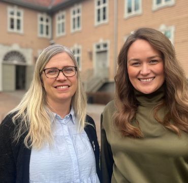 Kristine Strat-Børmo (til venstre) og Lilliane Høyer Wien i bærekraftseksjonen vår er nylig sertifiserte som revisorer.  Foto: Forsvarsmateriell