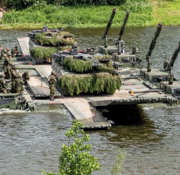 De hjulgående-amfibiske M3-kjøretøyene kan kjøre rett ut i vann, kobles sammen til flytende bro og ferge og frakte alle NATO-kjøretøy. Foto: General Dynamics European Land Systems